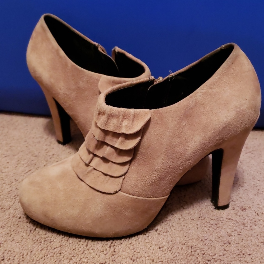 Gianni Bini 8 beige ruffle booties